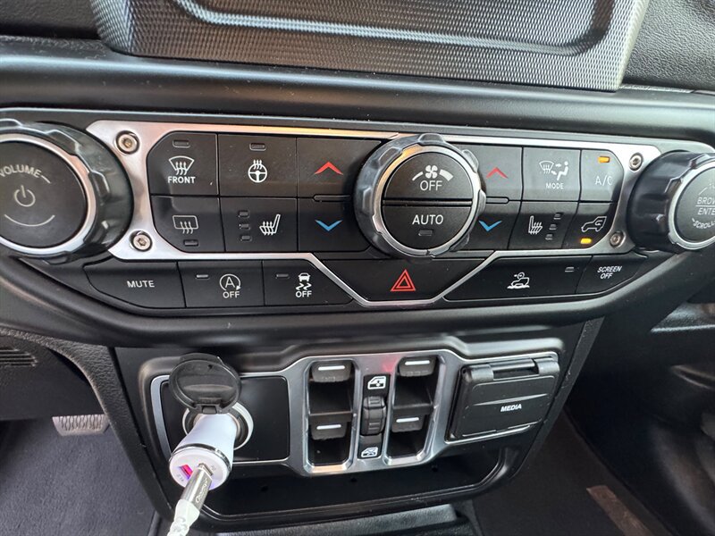 Used 2020 Jeep Gladiator Overland w/ Cold Weather Group AWD/4WD image 19
