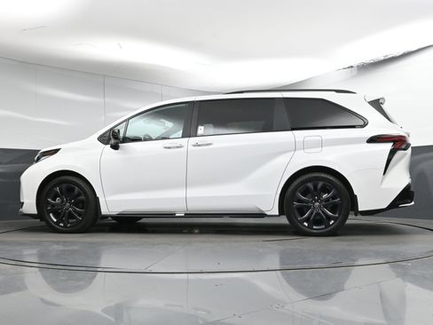 Used 2025 Toyota Sienna XSE image 28
