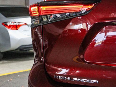 Used 2023 Toyota Highlander XLE FWD image 11