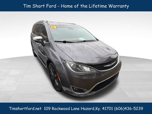 Used 2018 Chrysler Pacifica Limited w/ Tire & Wheel Group FWD image 4