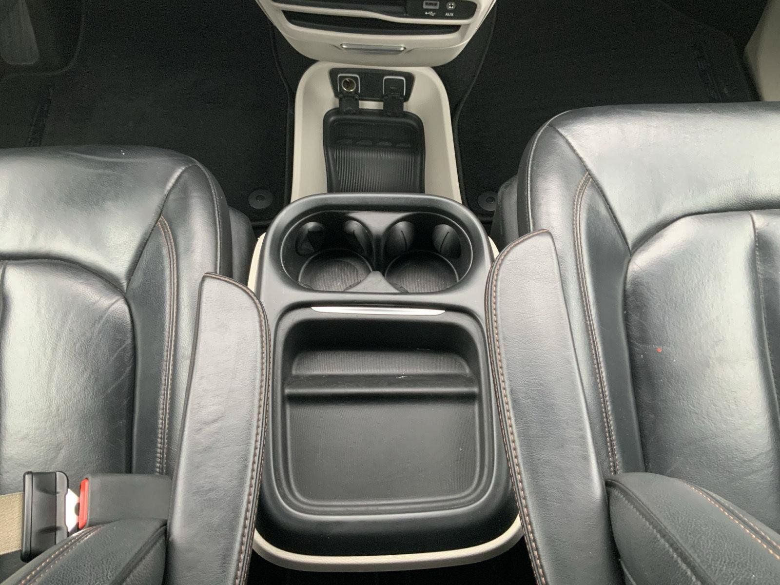 Used 2017 Chrysler Pacifica Touring-L FWD image 38