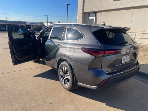 Used 2024 Toyota Highlander XLE image 2