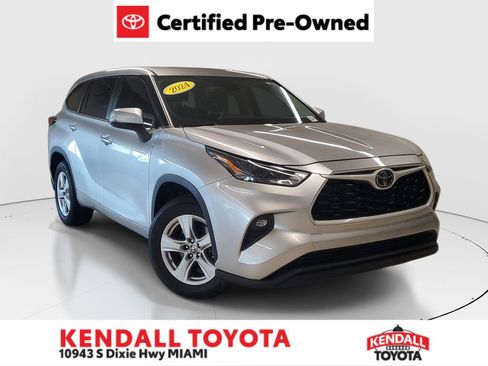 Certified 2024 Toyota Highlander LE FWD image 1