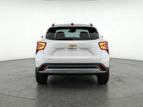 Used 2025 Chevrolet Trax LT FWD image 7