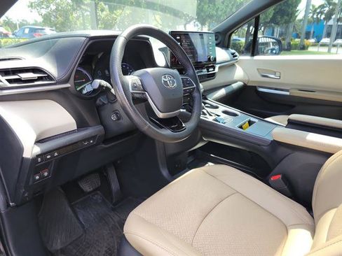 Used 2023 Toyota Sienna Limited FWD image 30