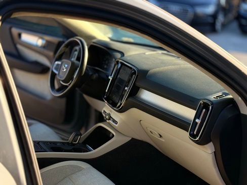 Used 2020 Volvo XC40 T5 Momentum w/ Protection Package Premier image 32