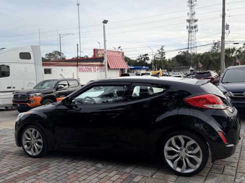 Used 2013 Hyundai Veloster w/ Style Pkg image 7
