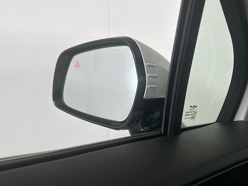Used 2025 Kia Carnival FWD image 16