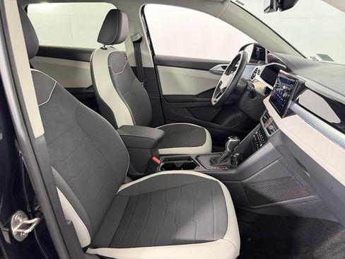 Used 2025 Volkswagen Taos SE w/ Panoramic Sunroof Package FWD image 32