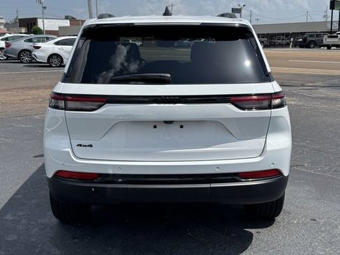 Used 2024 Jeep Grand Cherokee Altitude image 4