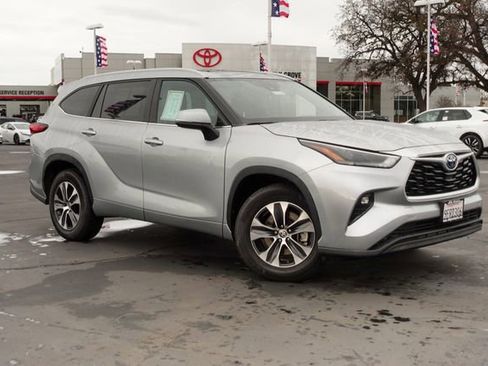 Certified 2023 Toyota Highlander XLE image 7