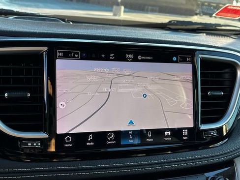 Used 2024 Chrysler Pacifica Select image 20