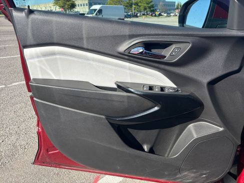 Used 2025 Chevrolet Trax LT w/ LT Convenience Package image 18