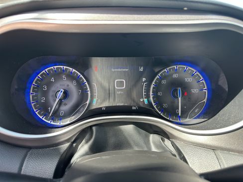 Used 2024 Chrysler Pacifica Touring-L FWD image 18