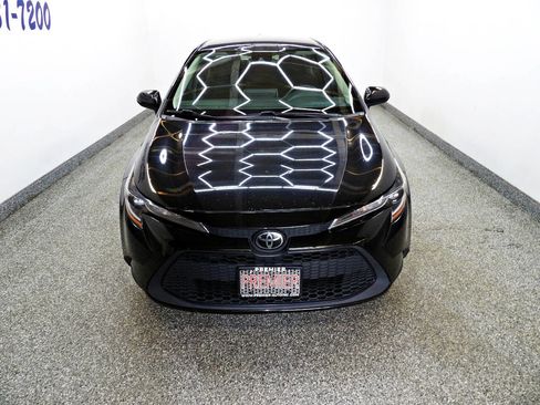 Used 2020 Toyota Corolla LE image 2