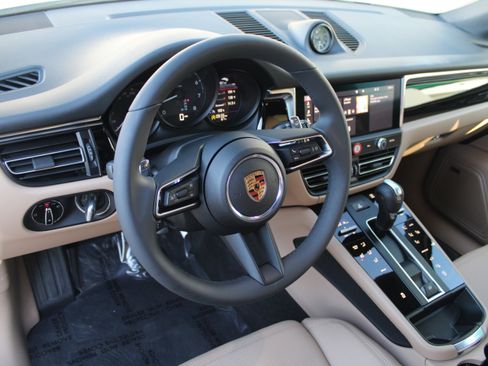 Certified 2025 Porsche Macan image 4