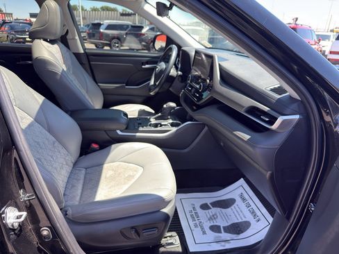 Used 2023 Toyota Highlander Bronze Edition AWD/4WD image 18