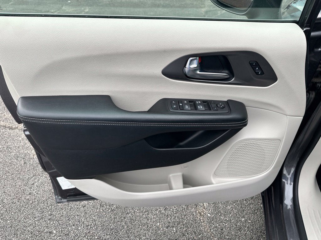 Used 2023 Chrysler Pacifica Touring-L FWD image 15