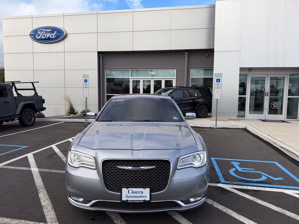 Used 2017 Chrysler 300 C RWD image 3