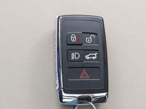 Used 2024 Land Rover Defender 130 X-Dynamic SE image 29