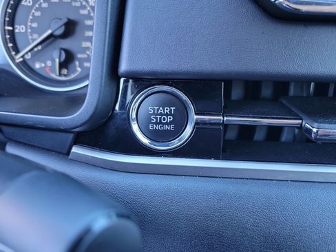 Used 2024 Mitsubishi Outlander SE image 16