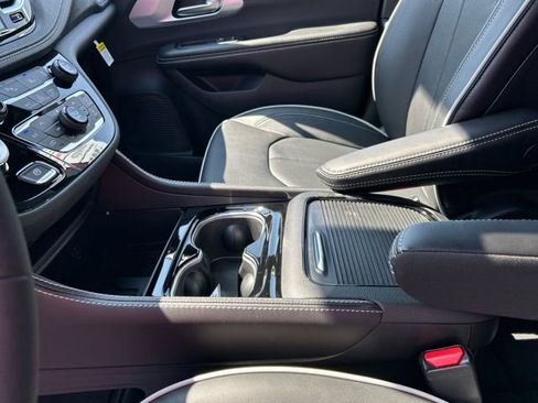 New 2026 Chrysler Pacifica Limited AWD/4WD image 38