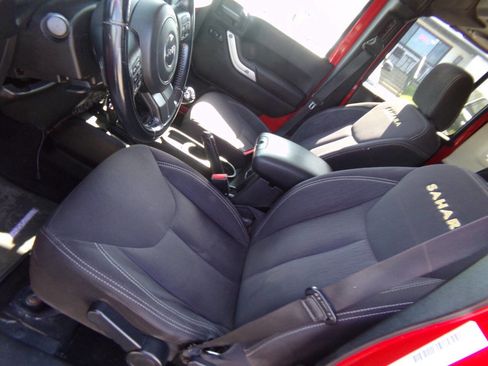 Used 2014 Jeep Wrangler Unlimited Sahara w/ Connectivity Group AWD/4WD image 10