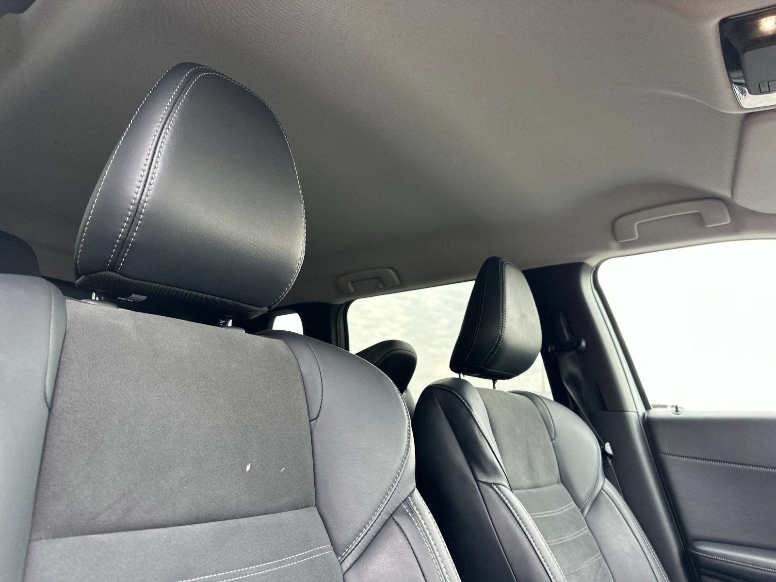 Used 2025 Mitsubishi Outlander SE FWD image 17