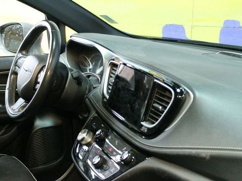 Used 2021 Chrysler Pacifica Limited w/ Uconnect Theater Family Group image 10