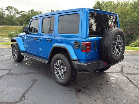 Used 2024 Jeep Wrangler Unlimited Sahara w/ Technology Group AWD/4WD image 3