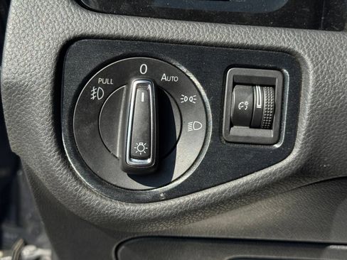 Used 2018 Volkswagen Golf 4-Door FWD image 16