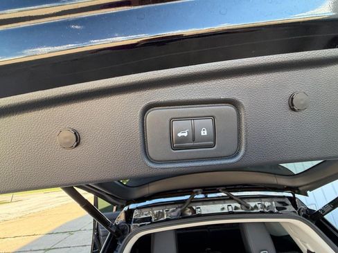 Used 2025 Nissan Pathfinder SL FWD image 16