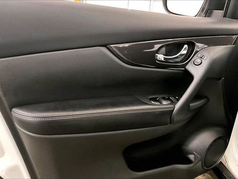 Used 2018 Nissan Rogue SV image 22