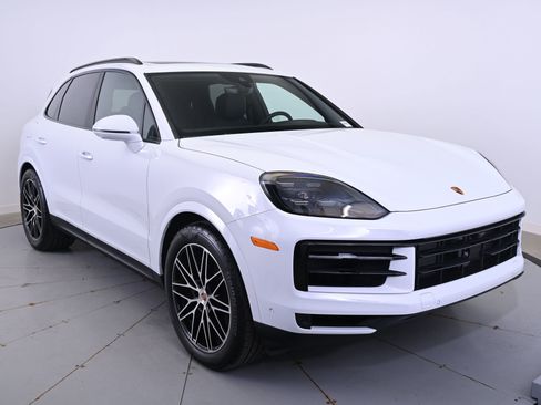 Certified 2025 Porsche Cayenne image 9
