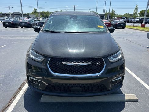 Used 2024 Chrysler Pacifica Touring-L image 13