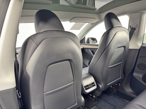 Used 2024 Tesla Model Y Performance image 37