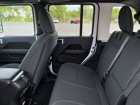 Used 2025 Jeep Wrangler Unlimited Sahara AWD/4WD image 24