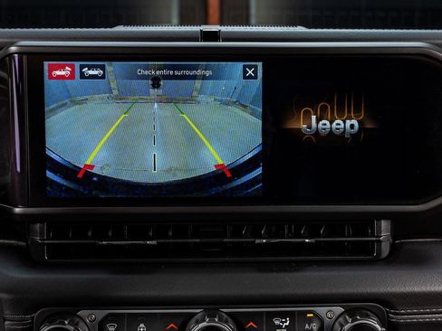 Used 2025 Jeep Wrangler Unlimited Sahara AWD/4WD image 24