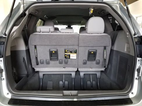 Used 2020 Toyota Sienna XLE image 17