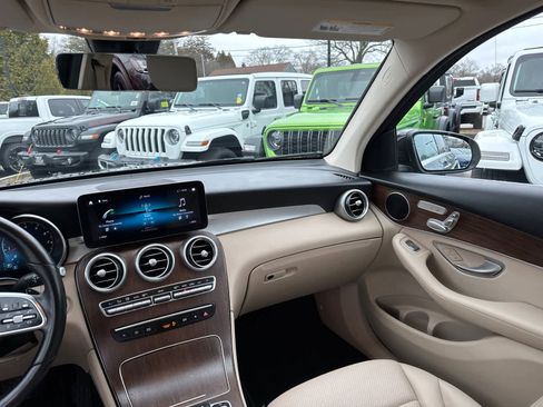 Used 2021 Mercedes-Benz GLC 300 4MATIC image 32