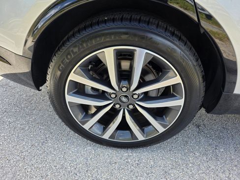 Certified 2023 Land Rover Discovery HSE R-Dynamic AWD/4WD image 9
