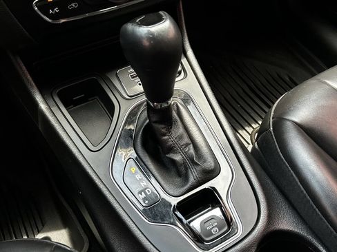 Used 2021 Jeep Cherokee Latitude Plus FWD image 19