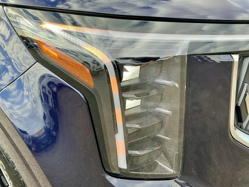 Used 2025 Kia Carnival EX image 8