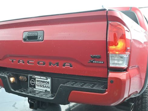 Used 2022 Toyota Tacoma TRD Off-Road image 10