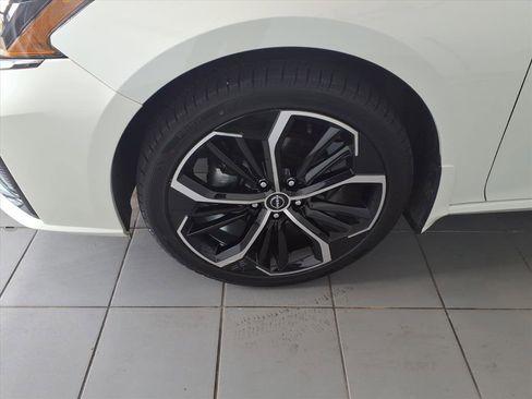 Used 2023 Nissan Altima 2.5 SR w/ SR Premium Package image 9