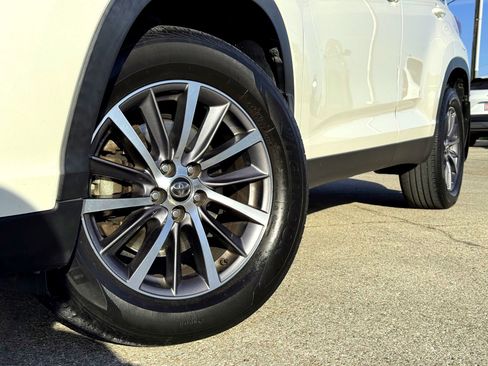 Used 2019 Toyota Highlander XLE image 2