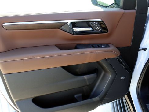 New 2026 Chevrolet Tahoe High Country AWD/4WD image 10