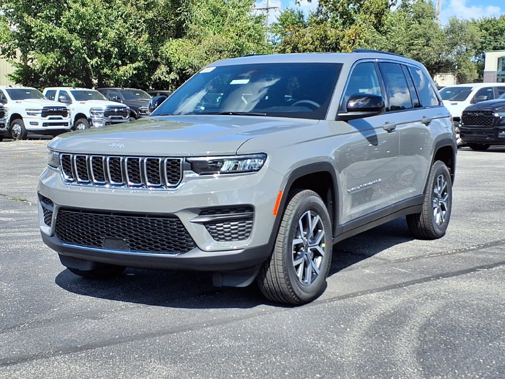 New 2027 Jeep Grand Cherokee Laredo X AWD/4WD image 2