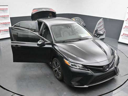 Used 2020 Toyota Camry SE image 25