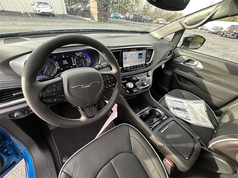 New 2026 Chrysler Pacifica Limited image 19